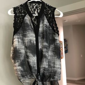 Guess Women’s Sleeveless Blouse